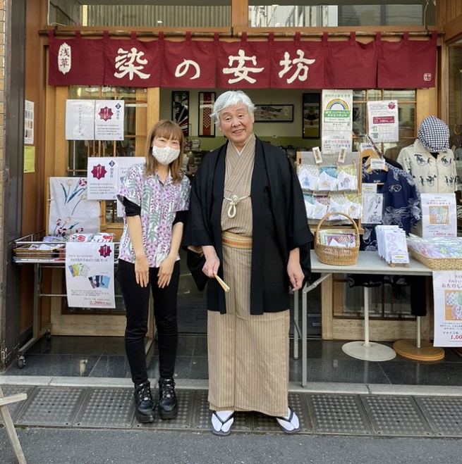 店前にて